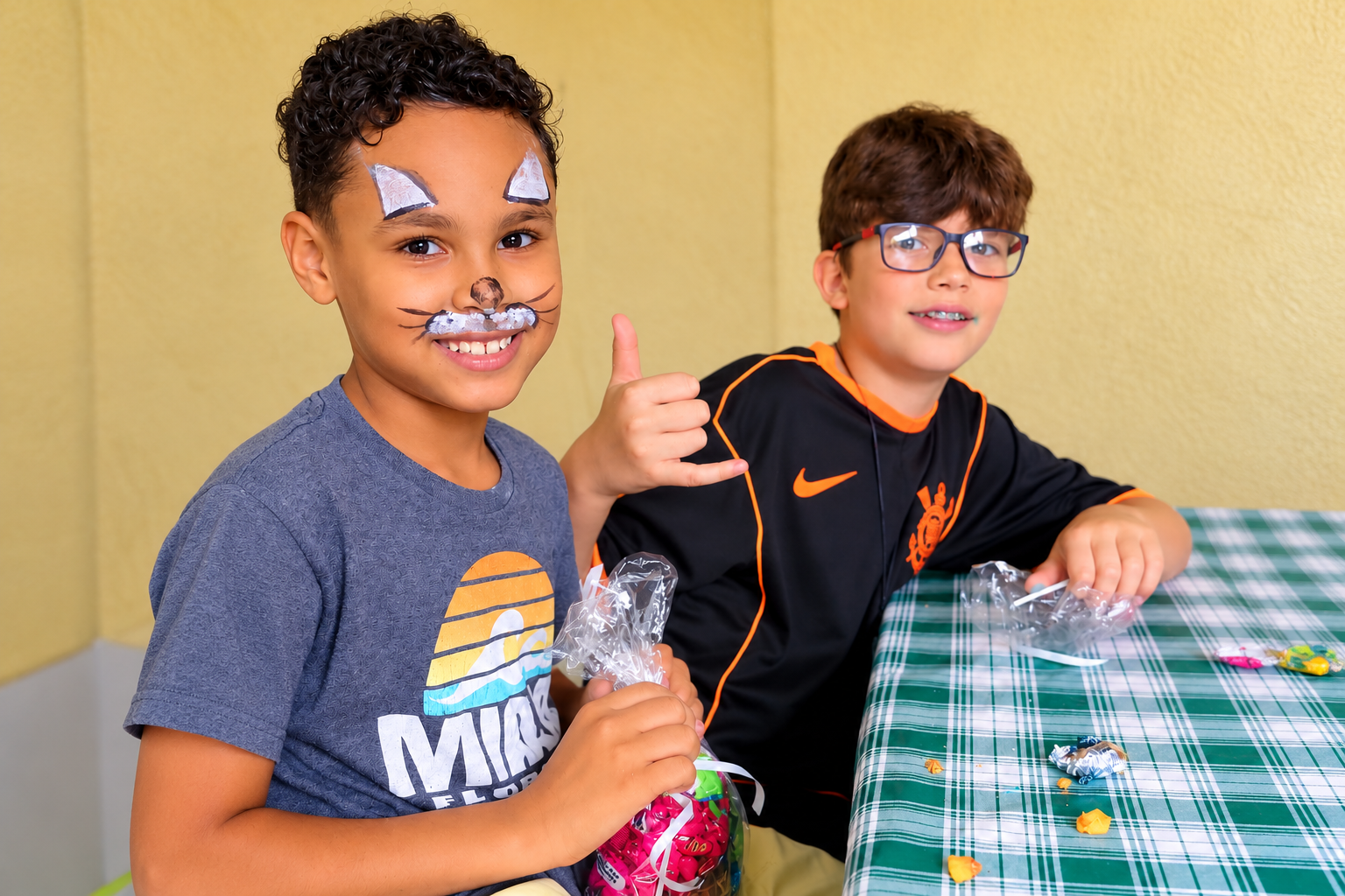 Meninos Sorridentes com Pintura Facial e Doces