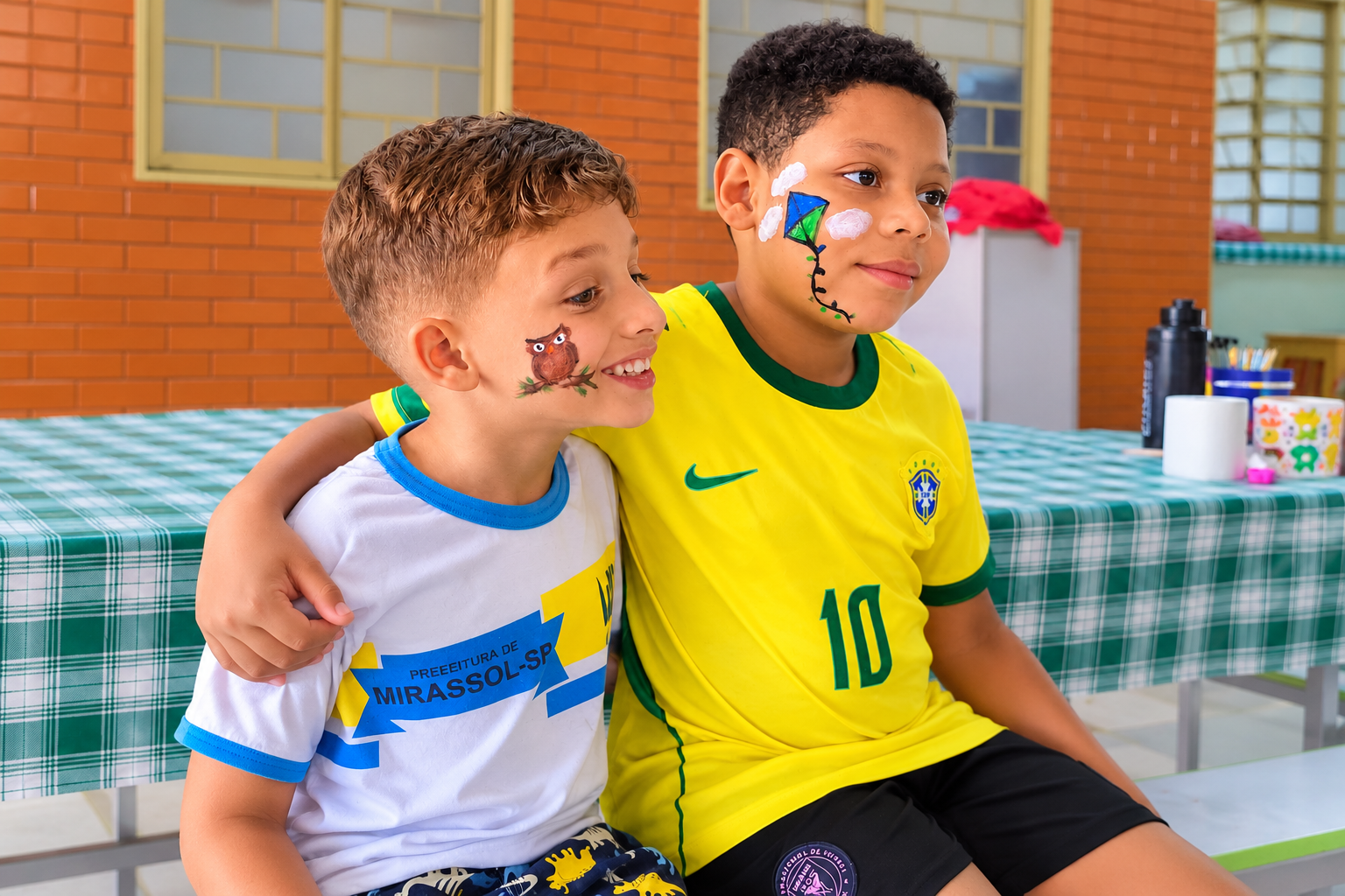 Meninos com Pintura Facial na Escola